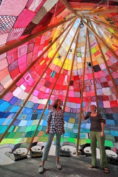 Jutta Hinrichsen und Sophie Arenhövel im Inneren des Kreyenbrücker Tipis. Foto: Werner Ufferhardt.