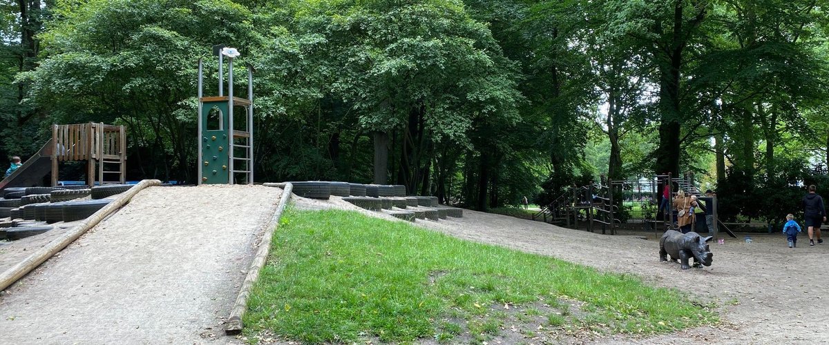 Der Spielplatz im Eversten Holz mit großem Reifenhügel kann noch bis Ende des Jahres genutzt werden, danach beginnt im Januar 2027 die Neugestaltung. Foto: Stadt Oldenburg 