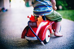 Kind auf einem Bobbycar. Foto: Public Domain Archive/Pixabay