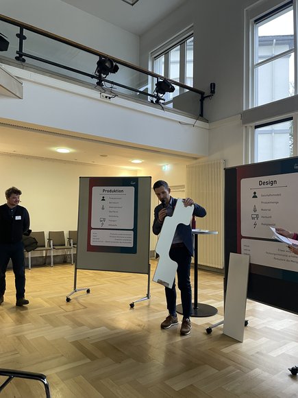 Jochen Müller an der Station "Produktion". Foto: Stadt Oldenburg