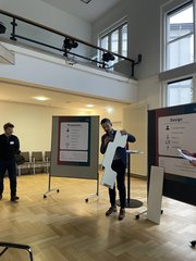 Jochen Müller an der Station "Produktion". Foto: Stadt Oldenburg