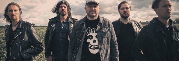 Die Band Motorjesus auf einem Feldweg. Foto: Motojesus