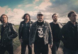 Die Band Motorjesus auf einem Feldweg. Foto: Motojesus