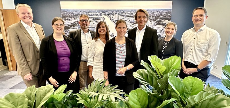 Informierten sich über Maßnahmen zu Starkregen und Wassermanagement (von rechts): Dr. Michael Janzen (OOWV), CATCH-Projektleiterin Julia Oberdörffer, OOWV-Geschäftsführer Karsten Specht, Regionalministerin Wiebke Osigus, Stadtbaurätin Christine-Petra Schacht, OOWV-Verbandsvorsteher Sven Ambrosy, Silke Mollenhauer (OOWV) und Nikolaus Janssen (Landesbeauftragter für regionale Landesentwicklung Weser-Ems). Foto: Heiko Poppen/OOWV