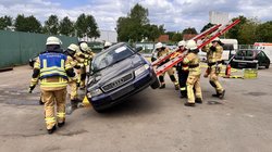 Die Einsatzkräfte bei der Bewältigung eines schweren Verkehrsunfall. Foto: Stadt Oldenburg Die Einsatzkräfte bei der Bewältigung eines schweren Verkehrsunfall. Foto: Stadt Oldenburg
