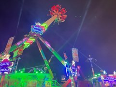 Blick über den Markt mit verschiedenen Fahrgeschäften auf dem Kramermarkt 2025. Foto: Stadt Oldenburg