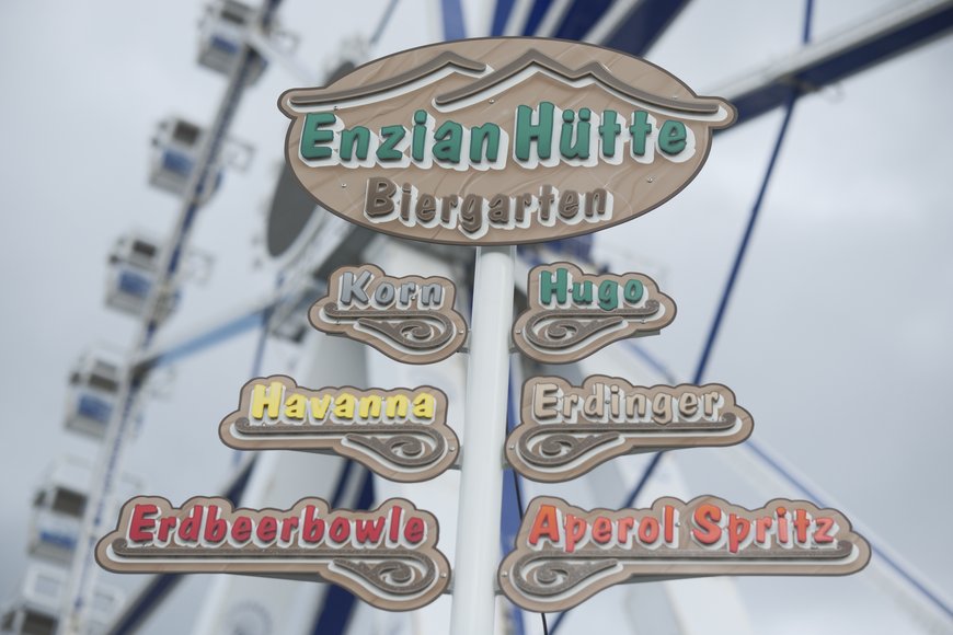 Der Ausschank „Enzian-Hütte“ beim Aufbau auf dem Kramermarkt am 22. September 2025. Foto: Sascha Stüber