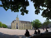 Der Oldenburger Schlossplatz nach der Neugestaltung. Foto: Hans-Jürgen Zietz Der Oldenburger Schlossplatz nach der Neugestaltung. Foto: Hans-Jürgen Zietz