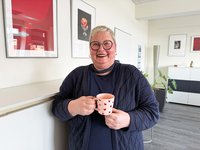 In dieser Ausgabe von 5 Fragen und 1 Heißgetränk stellt sich Astrid Huntemann aus dem Vorzimmer von Dezernat 5 den Fragen. Foto: Stadt Oldenburg Foto: Stadt Oldenburg