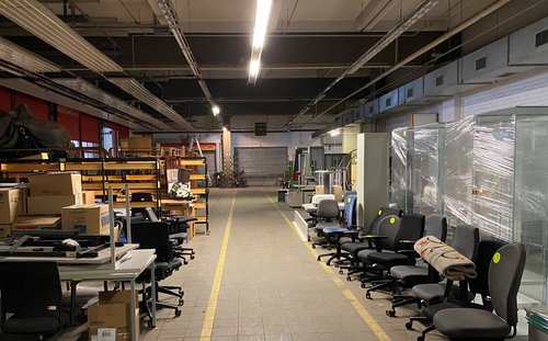 In der Möbeltauschbörse der Stadt Oldenburg lagern ausrangierte Möbel aus Verwaltung und Schulen – bereit für eine neue Nutzung durch gemeinnützige Vereine und soziale Institutionen. Foto: Stadt Oldenburg