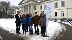 Zum Einzug der Ökologischen NABU-Station Oldenburger Land ins Umwelthaus im Kulturzentrum PFL überreichte Oberbürgermeister Jürgen Krogmann (links) Blumen. Foto: NABU, Carsten Heinecke