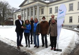 Zum Einzug der Ökologischen NABU-Station Oldenburger Land ins Umwelthaus im Kulturzentrum PFL überreichte Oberbürgermeister Jürgen Krogmann (links) Blumen. Foto: NABU, Carsten Heinecke