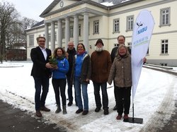Zum Einzug der Ökologischen NABU-Station Oldenburger Land ins Umwelthaus im Kulturzentrum PFL überreichte Oberbürgermeister Jürgen Krogmann (links) Blumen. Foto: NABU, Carsten Heinecke