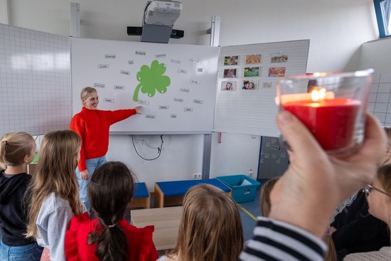 Beispielhaft: „Glücksunterricht“ mit Kerzenlicht in der Grundschule Bloherfelde. Foto: Sascha Stüber Foto: Sascha Stüber