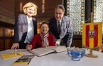 Eintrag ins Gästebuch der Stadt Oldenburg: Bürgermeisterin Petra Averbeck, Maryvonne Ferchaud und Christian Büschen. Foto: Sascha Stüber Eintrag ins Gästebuch der Stadt Oldenburg: Bürgermeisterin Petra Averbeck, Maryvonne Ferchaud und Christian Büschen. Foto: Sascha Stüber