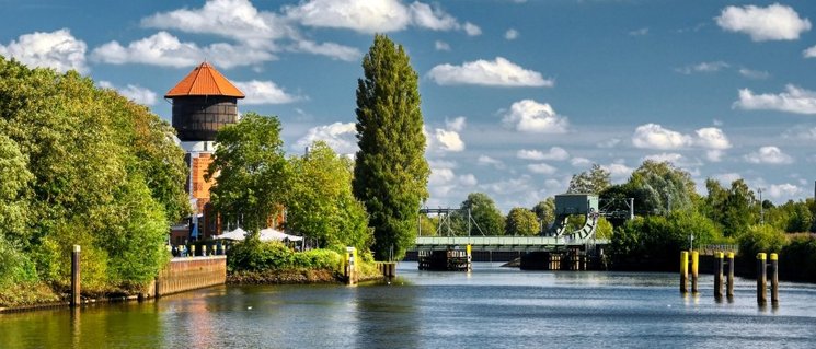 Sommerwolken über der Hunte am Wasserturm. Foto: Hans-Jürgen Zietz