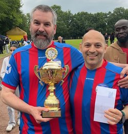 Isam Shukeir und Stefan Pieper freuen sich über den Pokal. Foto: Stadt Oldenburg
