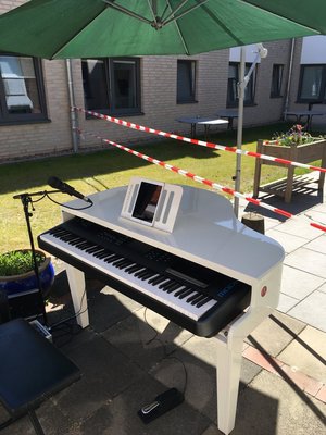 Mobiler E-Flügel im Einsatz bei Balkonkonzerten. Foto: Arndt Baek Mobiler E-Flügel im Einsatz bei Balkonkonzerten. Foto: Arndt Baek