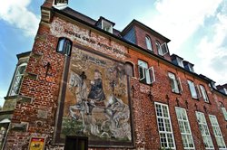 Wandgemälde am denkmalgeschützten Graf-Anton-Günther-Haus. Foto: Verena Brandt/OTM
