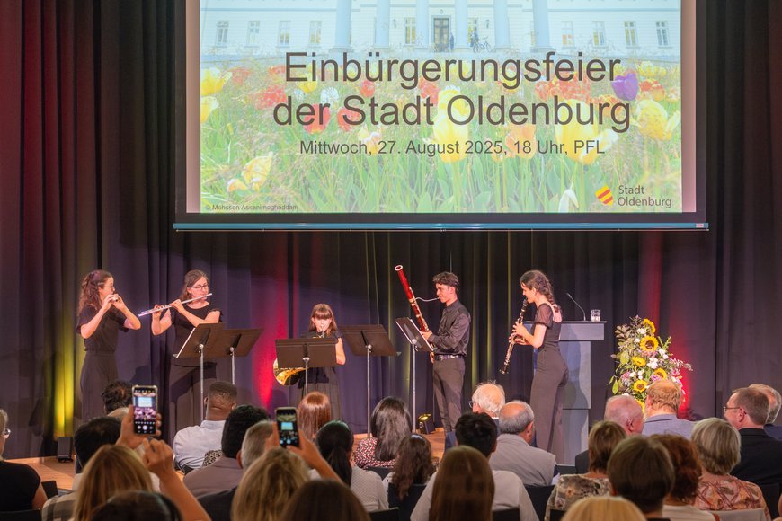 Musikerinnen und Musiker auf der Bühne mit Instrumenten. Foto: Sascha Stüber