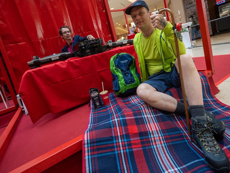 Wanderer mit Schöffel Lowa-Ausstattung mit DJ Mr. 5.000. Foto: Sascha Stüber