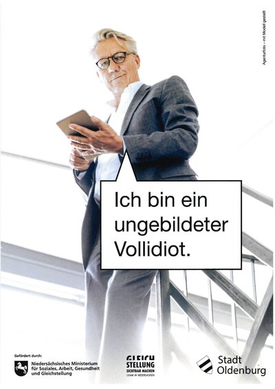Ein Geschäftsmann steht weiter oben auf einem Treppenabsatz und schaut herunter. Eine Sprechblase legt im die Worte in den Mund „Ich bin ein ungebildeter Vollidiot“. Grafik: thjnk/Stadt Oldenburg
