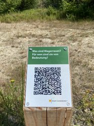 QR-Code auf dem Info-Lehrpfad im Naturschutzgebiet Bahndammgelände Krusenbusch. Foto: Stadt Oldenburg