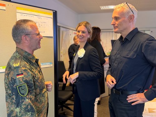Erste Stadträtin Dr. Julia Figura (Mitte) und Jens Spekker (rechts), Leiter der Berufsfeuerwehr als untere Katastrophenschutzbehörde der Stadt Oldenburg, informieren Brigadegeneral Joachim Hoppe über die Arbeit des Katastrophenschutzstabes. Foto: Stadt Oldenburg