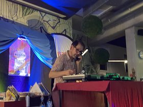 DJ Mr. 5ooo legt Vinyl auf. Foto: Stadt Oldenburg
