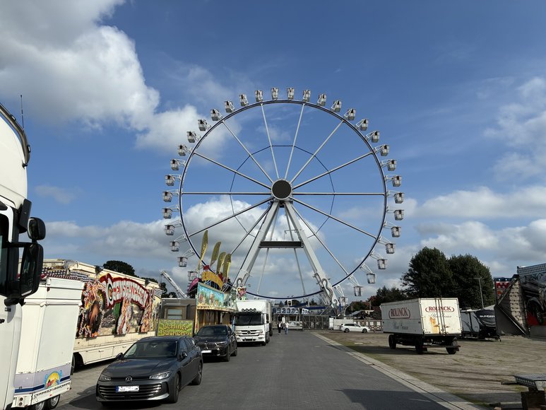 Das Riesenrad „Mein Rad“ beim Aufbau am 26. September 2026. Foto: Stadt Oldenburg