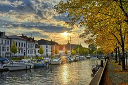 Goldener Oktober am Oldenburger Stadthafen. Foto: Hans-Jürgen Zietz