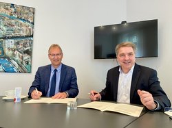 Oberbürgermeister Jürgen Krogmann (rechts) und Bürgermeister Guido Heinisch unterzeichneten eine entsprechende Vereinbarung. Foto: Stadt Oldenburg