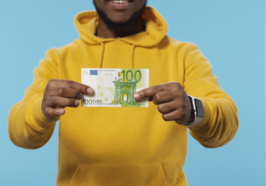 Person zeigt 100 Euroschein. Foto: Canva