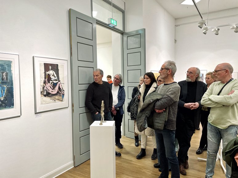 Besucherinnen und Besucher in der Artothek. Foto: Artothek