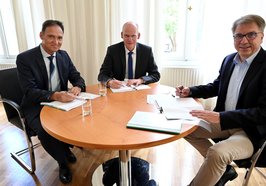 Unterzeichneten die Planungsvereinbarung zum Bahnübergang Am Stadtrand (von links nach rechts); Frank Sammler und Detlef Barner von der Deutsche Bahn Netz AG und  Oberbürgermeister Jürgen Krogmann. Foto: Sascha Stüber