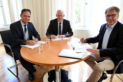 Unterzeichneten die Planungsvereinbarung zum Bahnübergang Am Stadtrand (von links nach rechts); Frank Sammler und Detlef Barner von der Deutsche Bahn Netz AG und  Oberbürgermeister Jürgen Krogmann. Foto: Sascha Stüber
