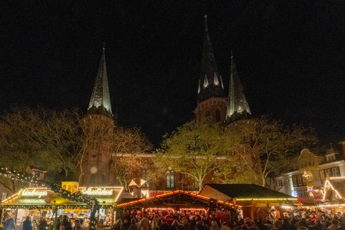 Blick auf die weihnachtlichen Hütten vor der beleuchteten Lamberti-Kirche. Foto: Sascha Stüber Foto: Sascha Stüber