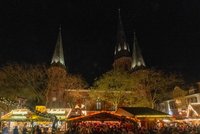 Blick auf die weihnachtlichen Hütten vor der beleuchteten Lamberti-Kirche. Foto: Sascha Stüber Foto: Sascha Stüber