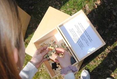 Schülerin setzt Holzpuzzle zusammen. Quelle: Stadt Oldenburg