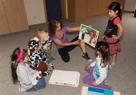 Eine Erzieherin zeigt den Kindern ein Bild. Foto: Stadt Oldenburg