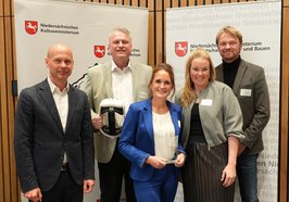 Strahlende Gesichter (von links): Staatssekretär Kultusministerium Stephan Ertner, Schulleiter Oliver Pundt, Judith Jung und Laura Fastabend (Lehrkräfte und Projektkoordinatorinnen) und Abteilungsleiter Arno Detmers. Foto: privat