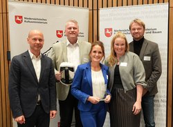 Strahlende Gesichter (von links): Staatssekretär Kultusministerium Stephan Ertner, Schulleiter Oliver Pundt, Judith Jung und Laura Fastabend (Lehrkräfte und Projektkoordinatorinnen) und Abteilungsleiter Arno Detmers. Foto: privat