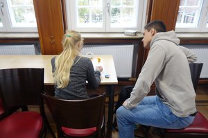 Bundesfreiwilliger Simon Dohrs (rechts) unterstützt ein Mädchen beim Geschichten schreiben. Foto: Stadt Oldenburg Bundesfreiwilliger Simon Dohrs (rechts) unterstützt ein Mädchen beim Geschichten schreiben. Foto: Stadt Oldenburg