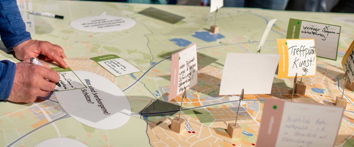 Auf dem Zukunftsmarkt wurde das ISEK 2035 als „Baustelle“ in Form eines Stadtplans vorgestellt. Die Besucherinnen und Besucher konnten ihre Ideen für die Entwicklung Oldenburgs direkt eintragen. Foto: Hauke-Christian Dittrichin den weiteren Erarbeitungsprozess für das ISEK 2035 ein. Foto: Hauke-Christian Dittrich