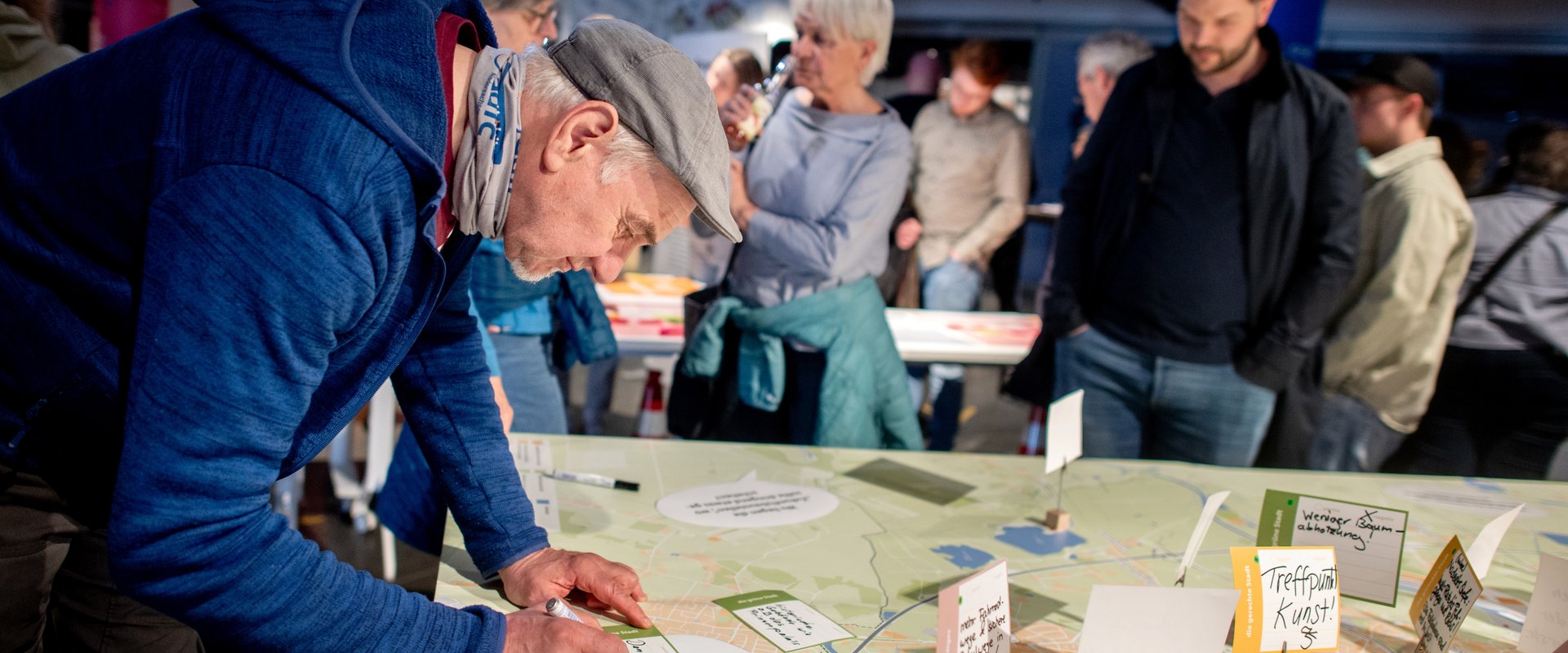 Auf dem Zukunftsmarkt wurde das ISEK 2035 als „Baustelle“ in Form eines Stadtplans vorgestellt. Die Besucherinnen und Besucher konnten ihre Ideen für die Entwicklung Oldenburgs direkt eintragen. Foto: Hauke-Christian Dittrichin den weiteren Erarbeitungsprozess für das ISEK 2035 ein. Foto: Hauke-Christian Dittrich