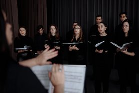 Chormitglieder am singen. Foto: Pexels