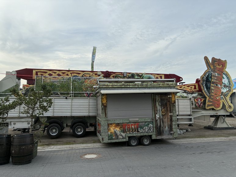 Die Riesenschaukel „Excalibur“ beim Aufbau am 29. September 2026. Foto: Stadt Oldenburg