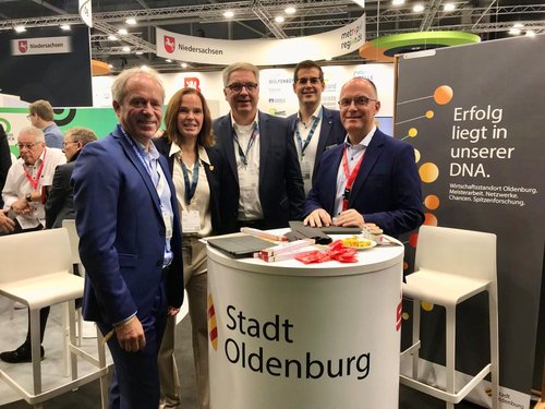 Ralph Wilken und Sandra Dierking (Wirtschaftsförderung), Oberbürgermeister Jürgen Krogmann, Kersten Mittwollen (Wirtschaftsförderung) mit Sönke Frerichs (LzO) am Stand des Landes Niedersachsen. Foto: Stadt Oldenburg Bereits 2025 war Oldenburg prominent bei der EXPO REAL vertreten: Ralph Wilken und Sandra Dierking von der Wirtschaftsförderung, Oberbürgermeister Jürgen Krogmann, Kersten Mittwollen (ebenfalls Wirtschaftsförderung) mit Sönke Frerichs von der LzO am Gemeinschaftsstand des Landes Niedersachen. Foto: Stadt Oldenburg