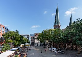 Belebter Marktplatz mit Blick auf den hochfrequentierten Zugang zu den Schlosshöfen. Foto: Mittwollen & Gradetchliev