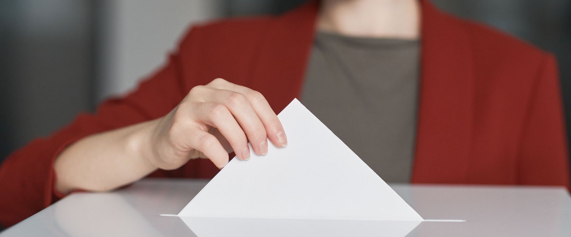 Eine Frau wirft einen Wahlzettel in eine Wahlurne. Foto: edmond dantes/Pexels